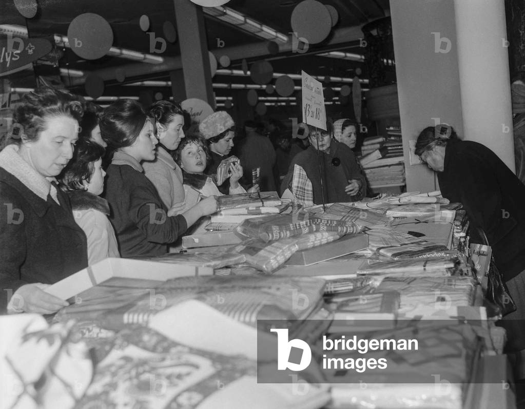 Household linen in a department store in Paris, January 2, 1961 (b/w photo)