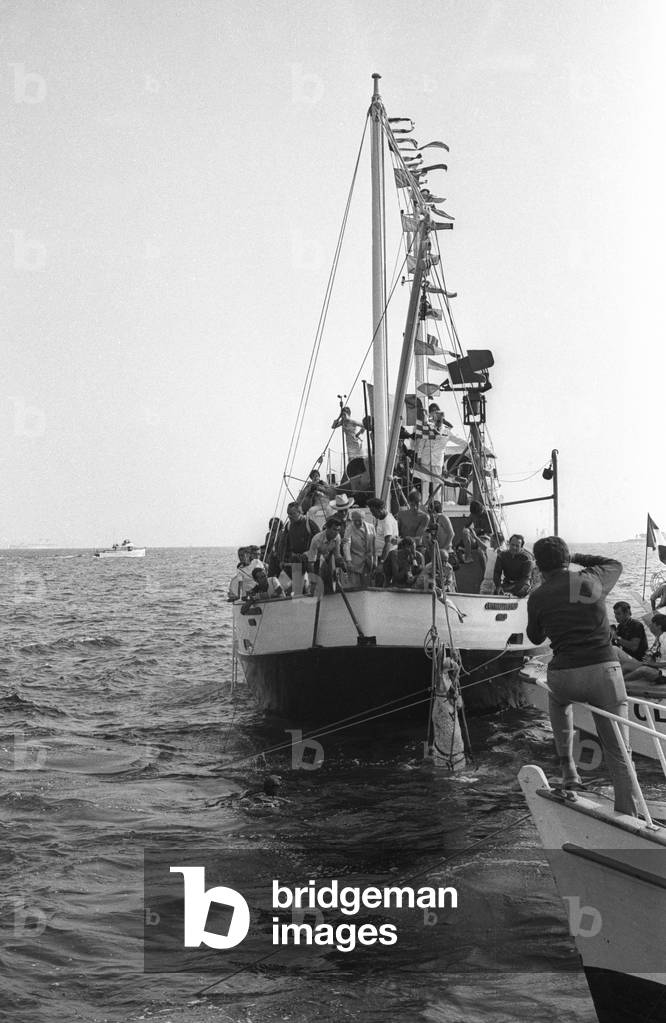 Underwater submersion of Joan Miro's ceramic sculpture 'Venus of the Sea' off the Juan les Pins coast, on July 29, 1968