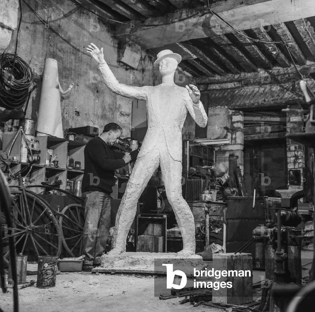 The statue of Maurice neg:D59168 for an old artists' home in Ris Orangis, France, April 17, 1963 (b/w photo)
