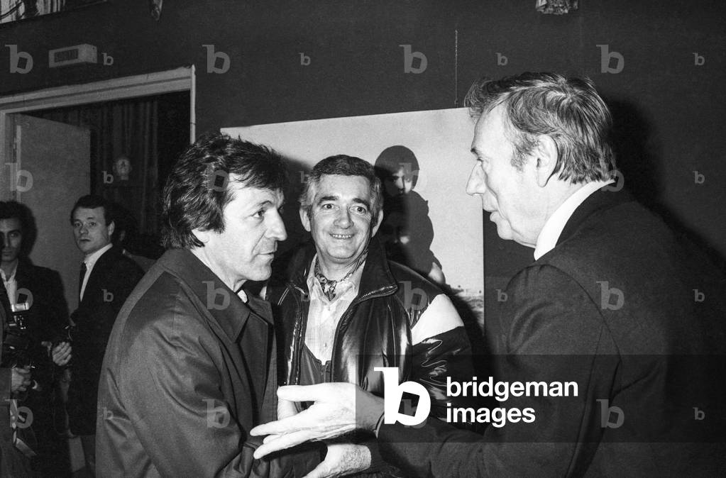 American director George Cukor is made Commander of the Order of Arts and Letters at the Cinematheque Francaise in Paris, January 14, 1982 : Yves Montand (r) (b/w photo)