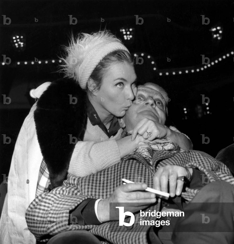 French Singer Line Renaud With The Casino De Paris Director Henri Varna at The Casino De Paris, on December 23, 1961 (b/w photo)