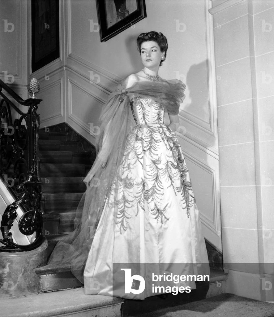 Presentation on February 21, 1953 of Fashion By Presentation Le 21 Fevrier 1953 De La Mode Jacques Fath, For Spring-Summer 1953 : Evening Dress With Stole (b/w photo)
