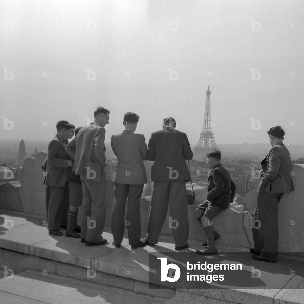 Tourists admiring Paris from the top of the Arc de Triomphe, 1952