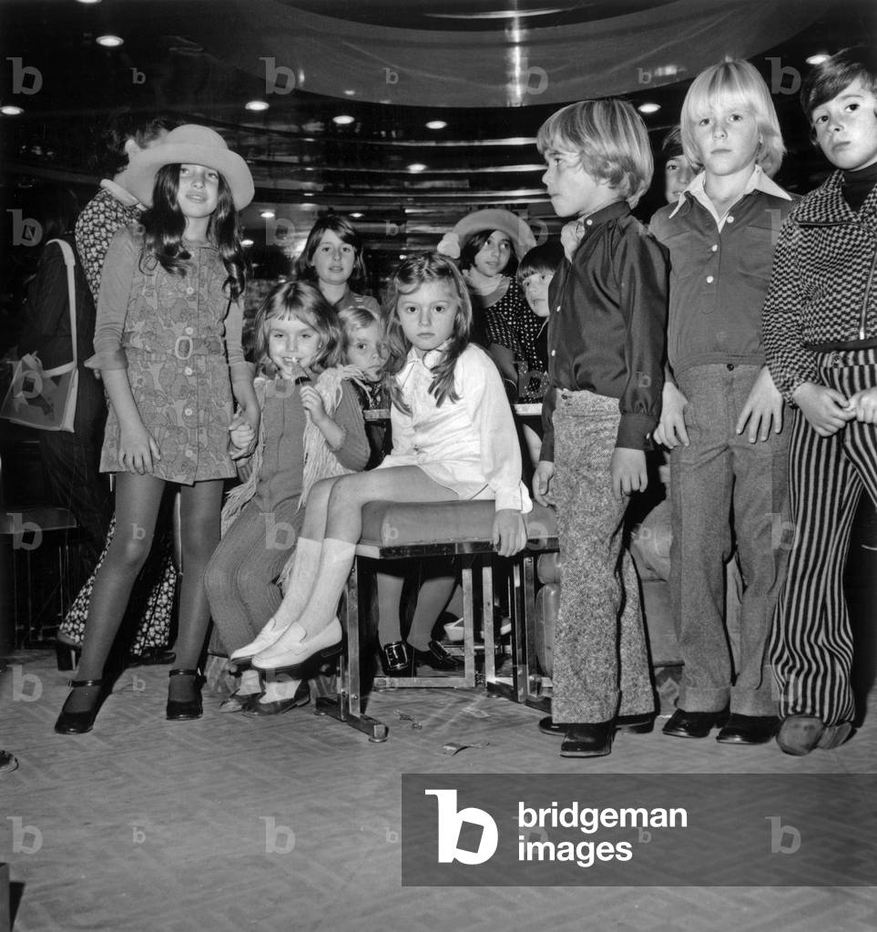 Fashion Dans L'Environnement Au Drugstore Publicis A Matignon A Paris Ici Annabel (4 Years) Fille De Marcel Mouloudji Et Maryline (6 Years) Fille D'Eddy Mitchell S'Interessant Aux Modeles Neg: D37137 - Drugstore Publicis, Matignon, Paris: Annabel (4) Daughter of Marcel Mouloudji and Maryline (6) (b/w photo)