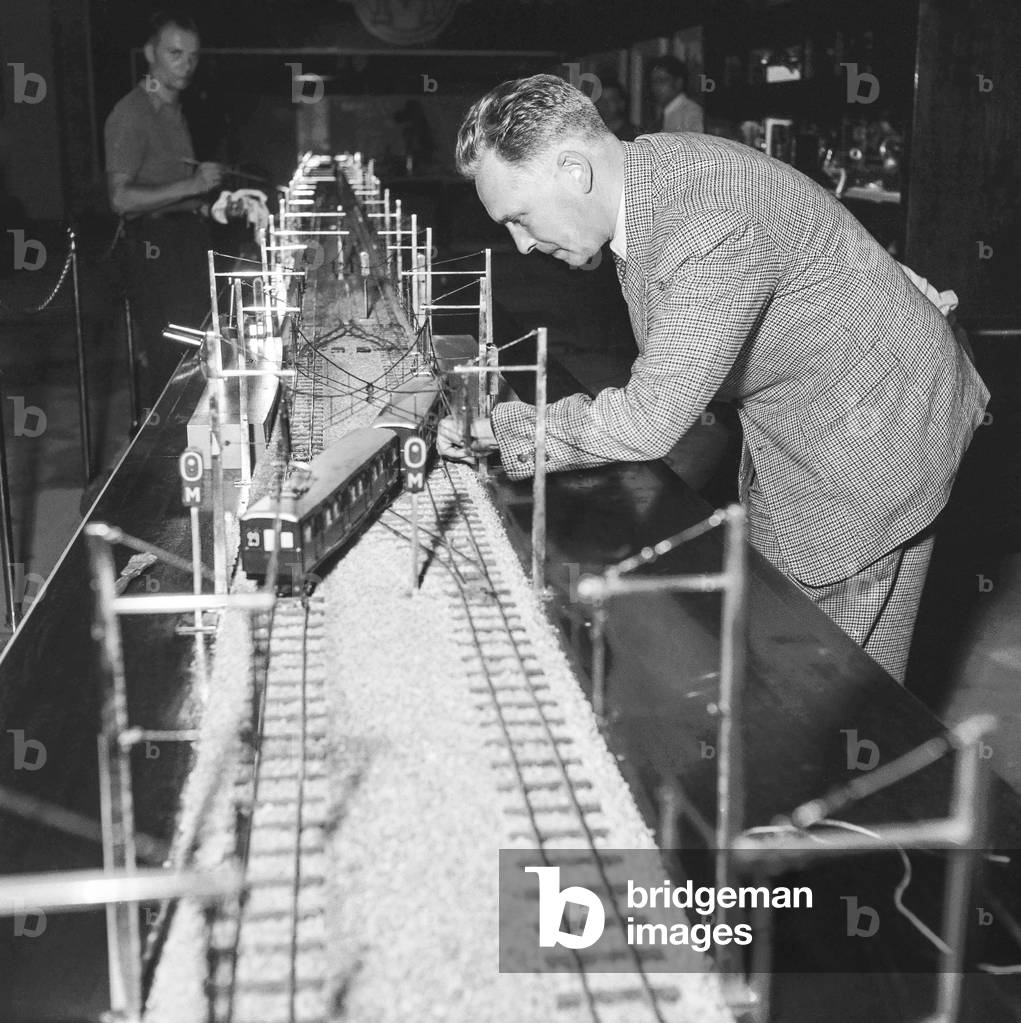 Exhibition on the Metro for its 50th anniversary, Paris, 1950 (b/w photo)