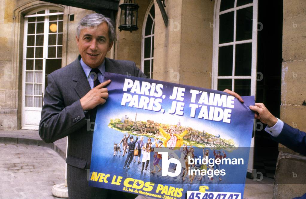 Pierre Mehaignerie Presented The Poster Of The Animation Campaign Of The City Of Paris On June 23, 1987 With As Slogan Paris I Love Paris I T Help (photo)