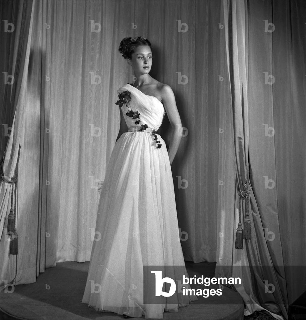 Presentation of Balmain fashion, Paris, August 1949 : evening dress (b/w photo)