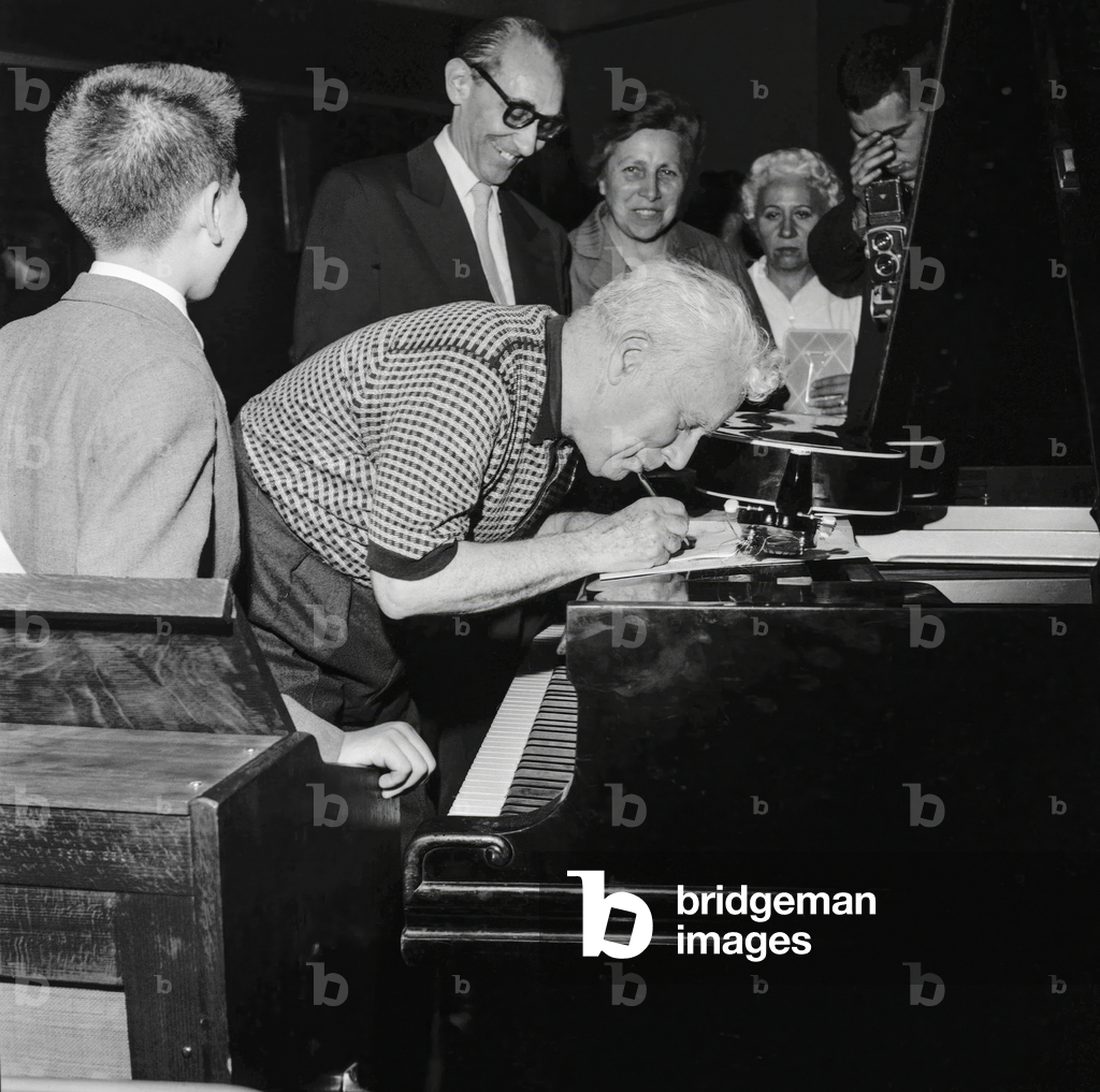 Charlie Chaplin recording the music of his film “Un roi a New York”, 1957 (photo)