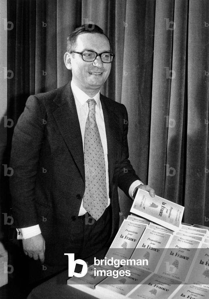 Jerome Monod Rpr General Secretary Presenting Book 