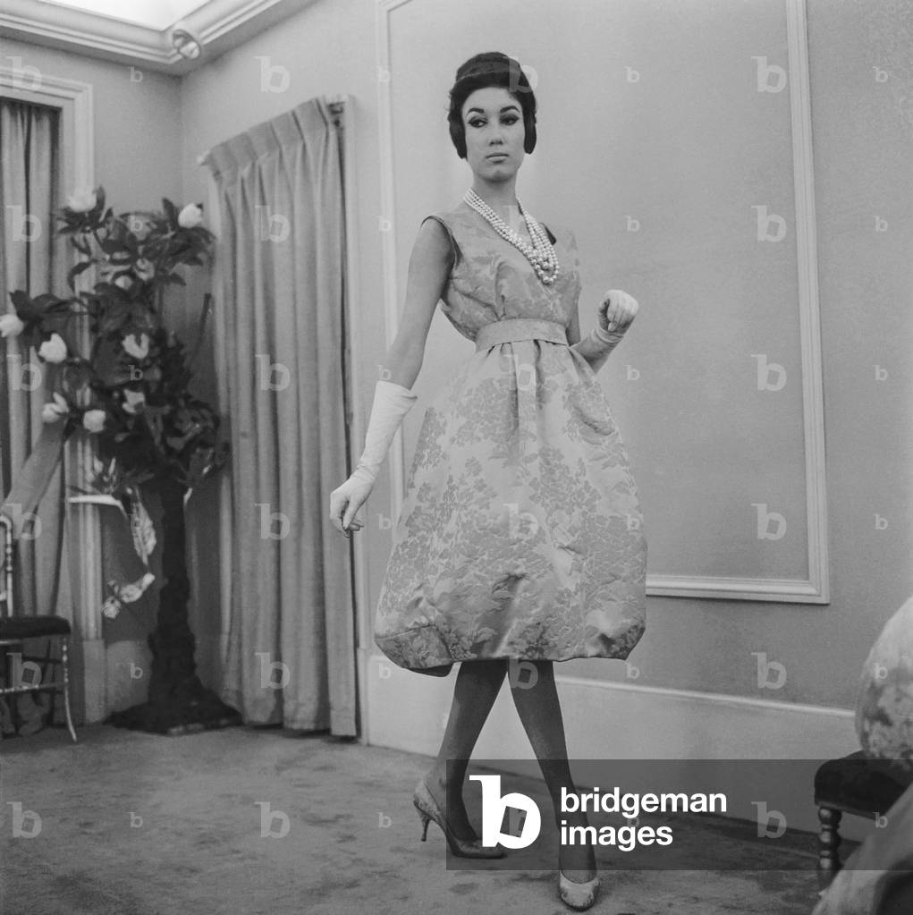 Presentation of Lanvin fashion (by Castillo), Autumn/Winter 1960 - 1961, Paris : evening dress (b/w photo)