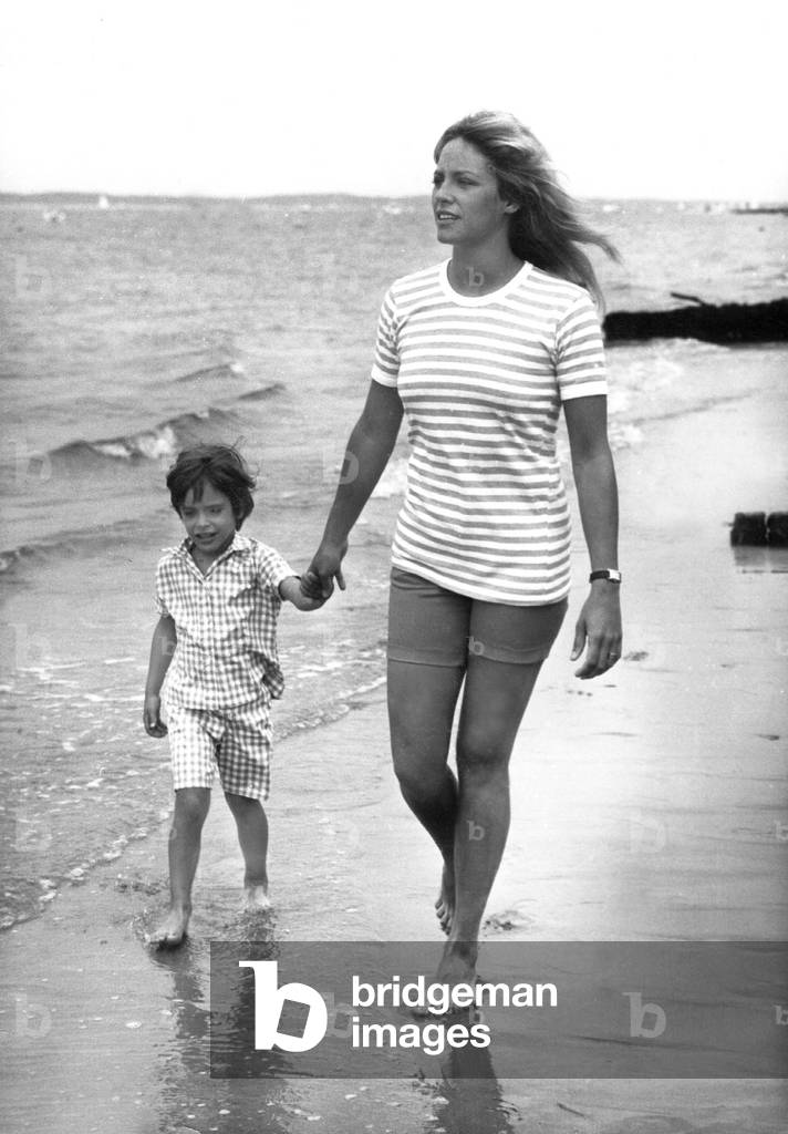 Nathalie Delon and her son Anthony during a walk in Pyla sur Mer, 19 July 1968  (b/w photo)