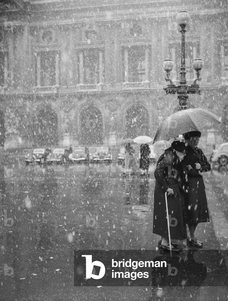 Winter : the snow outside the Opera, 1950 (b/w photo)