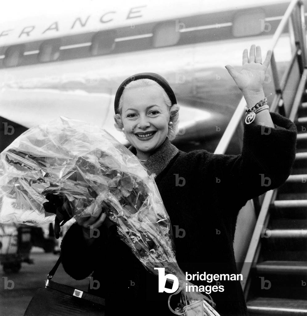 Olivia De Havilland Arriving in Paris Airport December 24, 1954 (b/w photo)