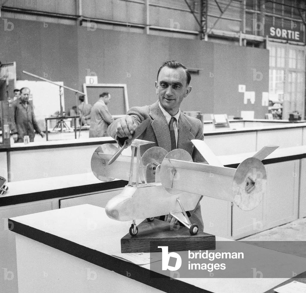 Concours Lepine (competition of invention), Paris, September 1951 : scale model a a new type of plane (b/w photo)