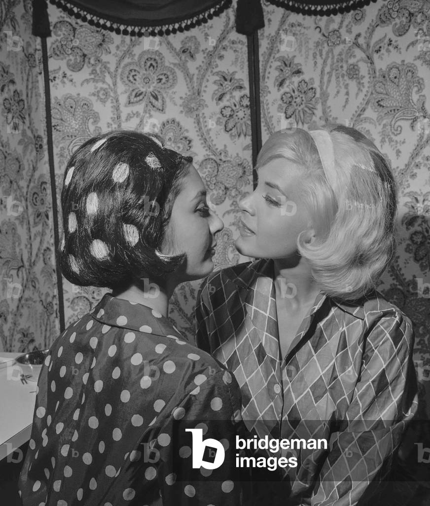 French hairdresser Aurelien Lindermans has invented the painting on hair to have an hairstyle matching with clothes, Paris, September 1960 (b/w photo)