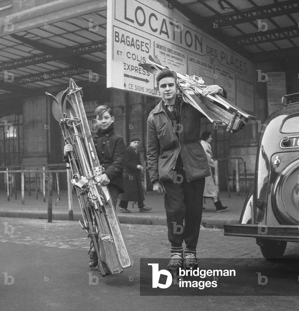 Departure for holidays (winter sports) in the stations in Paris on December 24, 1950 (b/w photo)