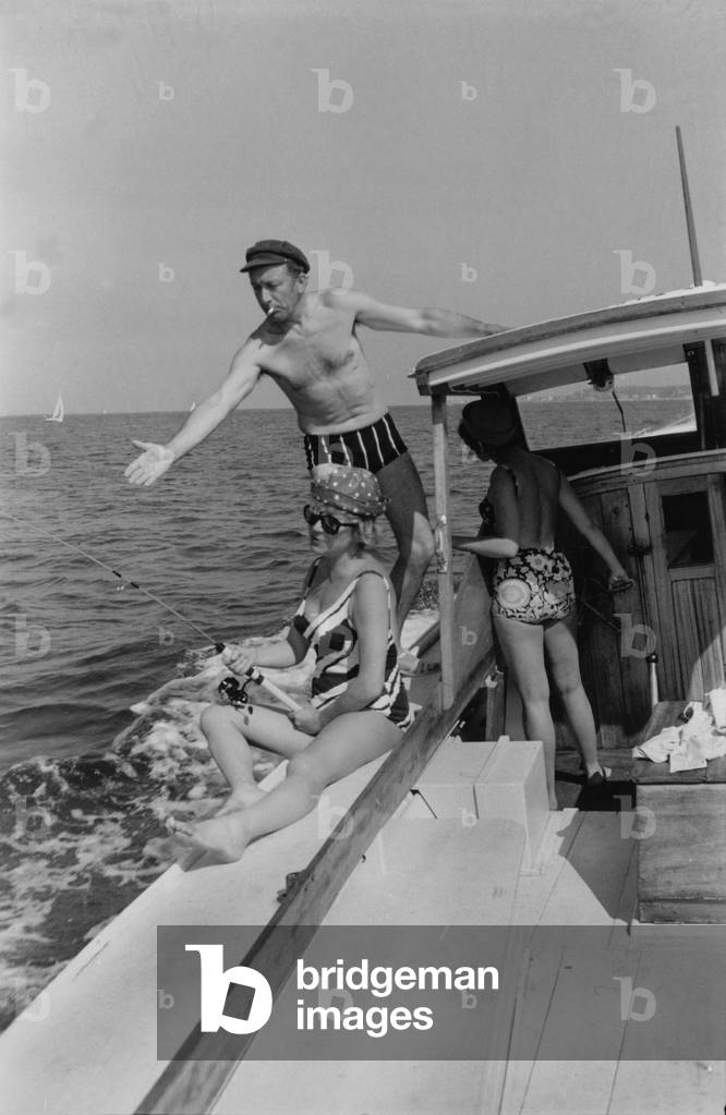 Robert Dhery and his Wife Colette Brosset With Their Daughter on Holidays at Arcachon Basin (France) on July 30, 1966 (b/w photo)