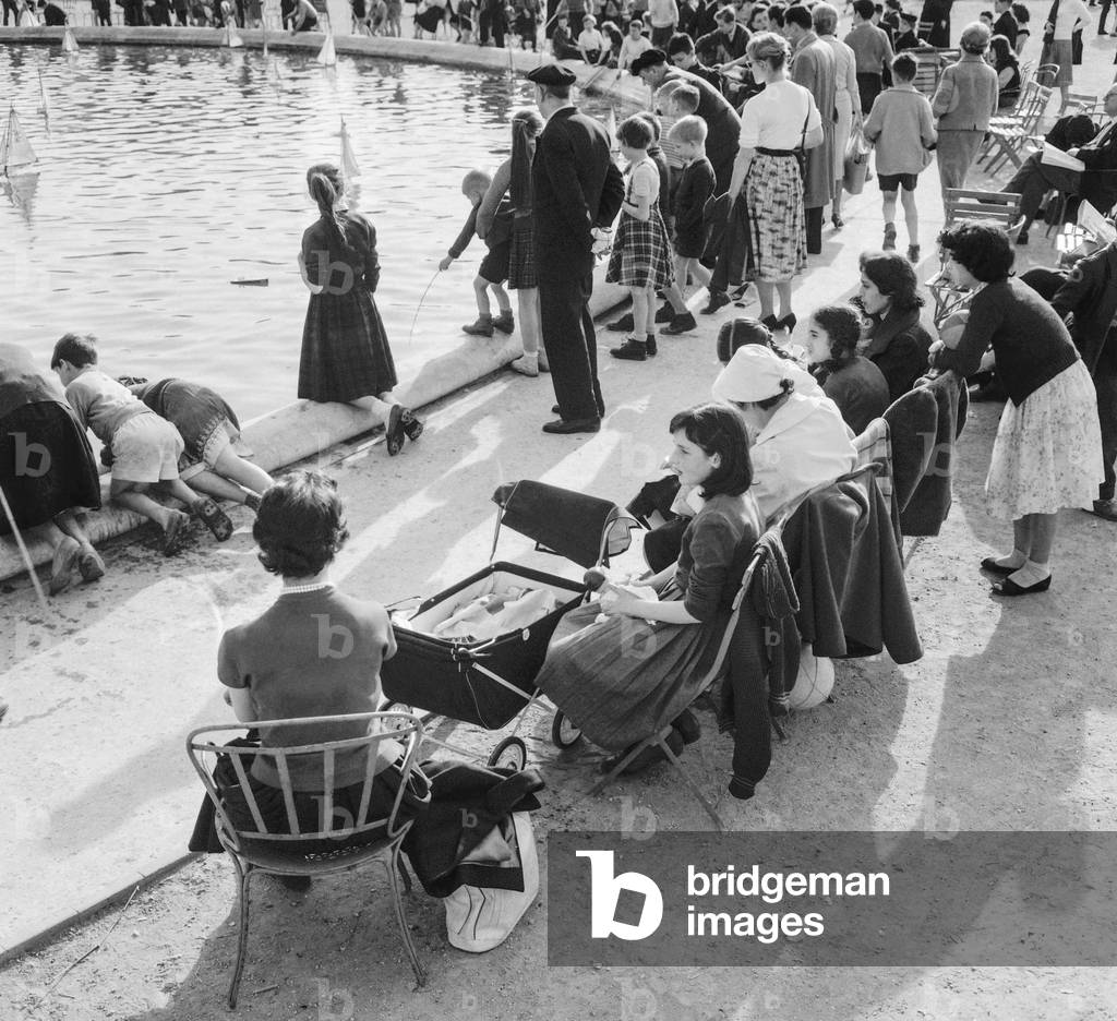 Heat in Paris : in the Tuileries garden, April 3, 1959 (b/w photo)
