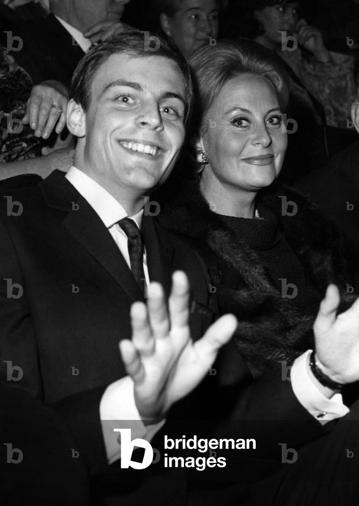 Mike Marshall And Her Mother Michele Morgan Has A Premiere Cinematographic Parisian On September 6, 1965 (b/w photo)