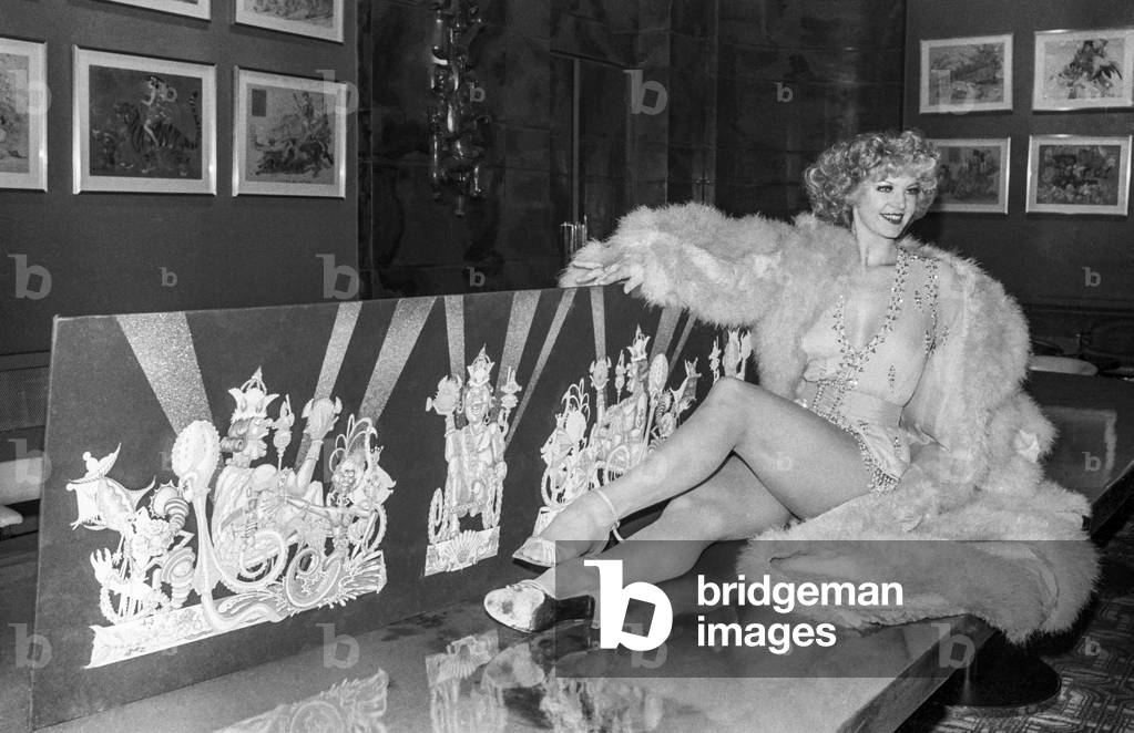 Pamela Parent, dancer at the casino Ruhl in Nice, French Riviera, presenting a drawing of the Nice carnival, January 22, 1979 (b/w photo)
