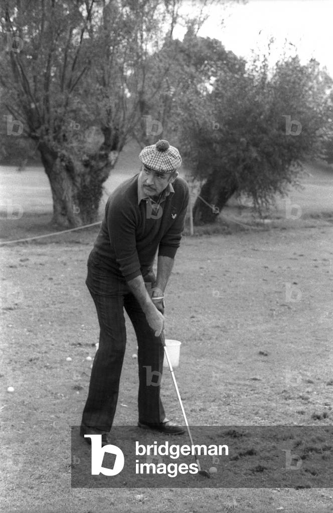 Scottish actor Sean Connery playing golf in Saint Nom la Breteche (Yvelines) on October 13, 1976