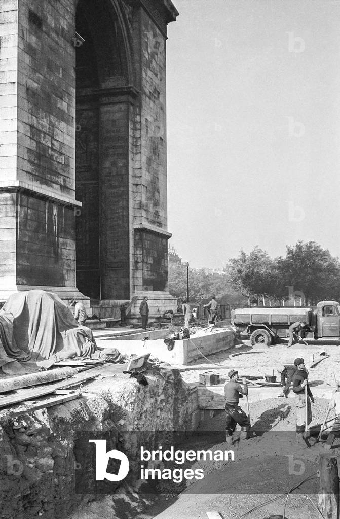 Works at the Etoile, Paris, for the subway under the Arc de Triomphe, Paris, October 16, 1956 (b/w photo)