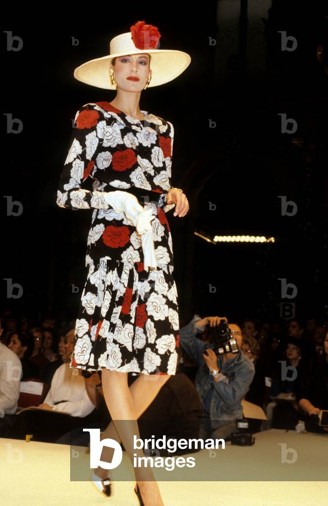 Presentation of Nina Ricci Collection For 1985 Summer : Flowered Hat and Dress (photo)