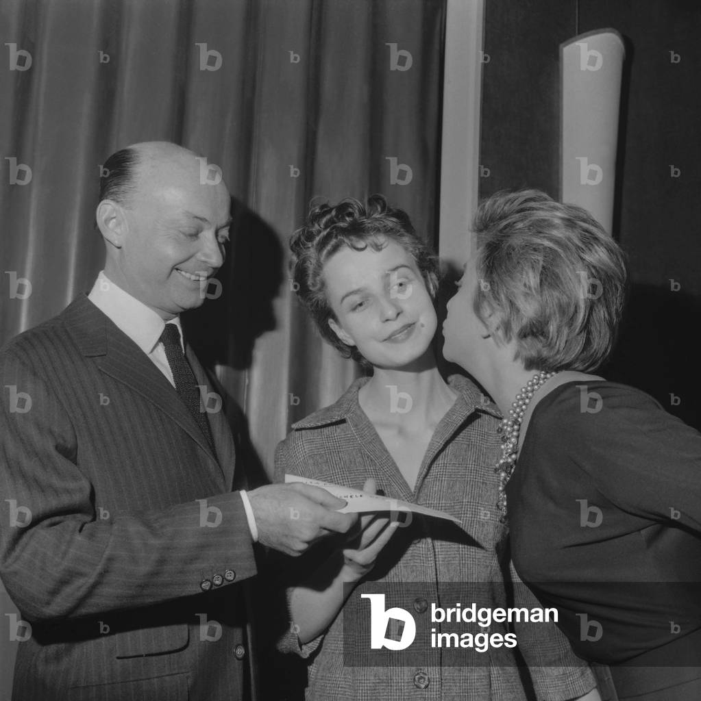 Michele Deschamps receiving a prize (