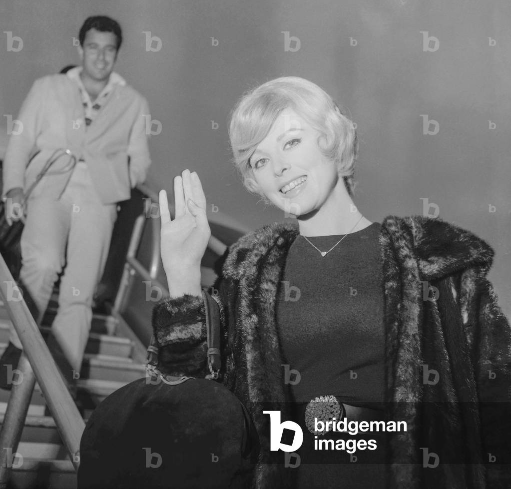 American actress Tina Louise arriving at Orly airport, Paris, November 15, 1960 (b/w photo)