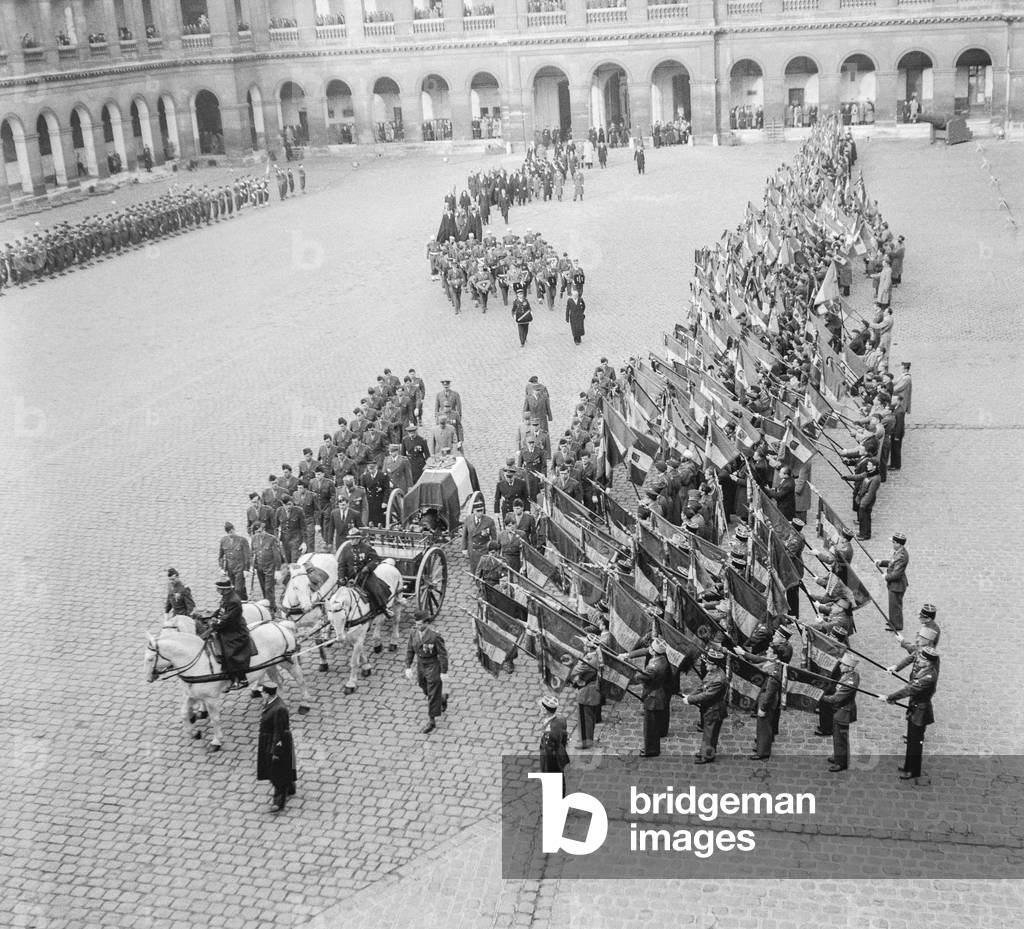 Funeral of French Marshal Jean de Lattre de Tassigny in Paris on January 15, 1952 : the procession at the Invalides (b/w photo)