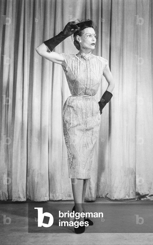 Presentation of Paquin fashion, Paris, August 17, 1950 : a dress (b/w photo)