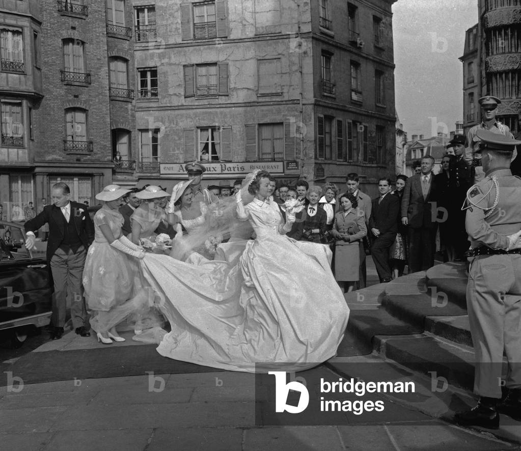 L'actrice britannique Olivia de Havilland et Michel Renault sur le tournage du film de NormanKrasna « La fille de l'ambassadeur » à l'église de Paris Saint Etienne du Mont, le 19 octobre 1955
