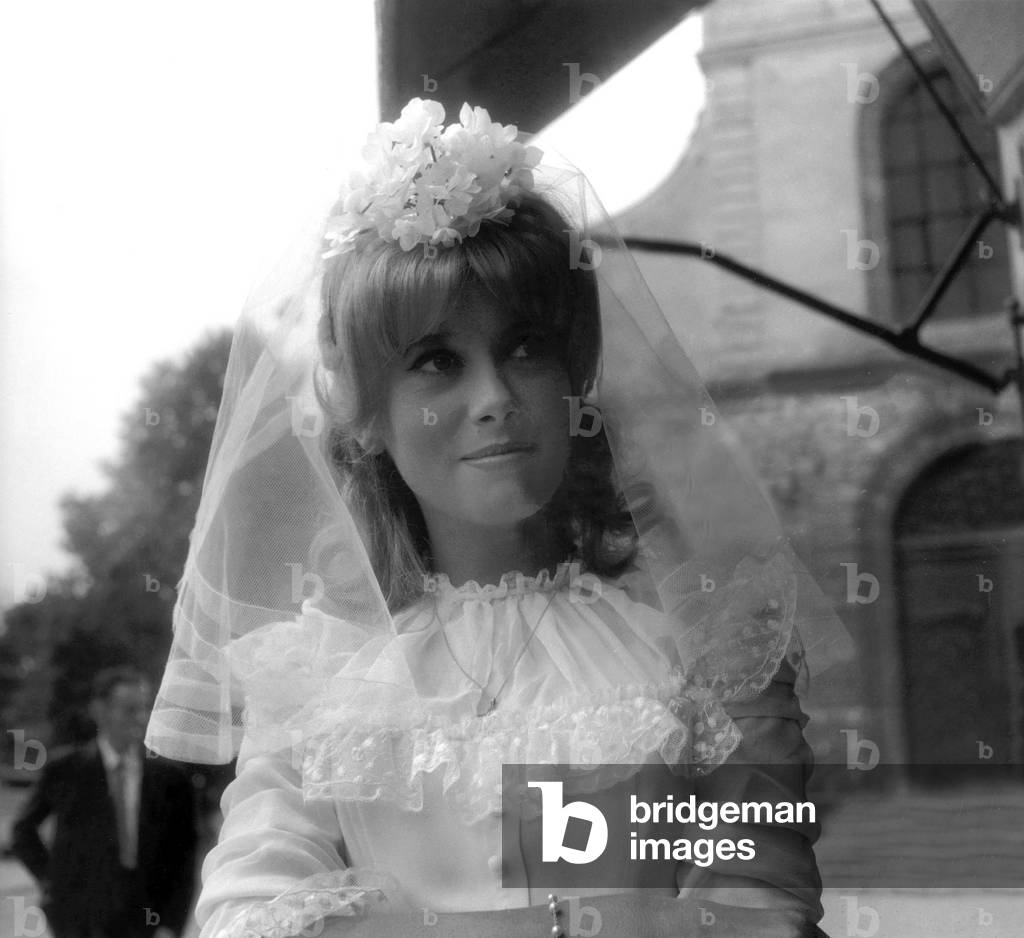 L'actrice française Catherine Deneuve en tant que mariée sur le tournage du film de RogerVadim « Vice and Virtue » à Epinay Sur Seine le 30 juillet 1962)