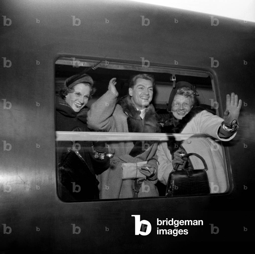 Mrs Karsenty, Jean Marais and Valentine Tessier Leaving Paris By Train To Go in Strasbourg (3 Months Tour For Play 