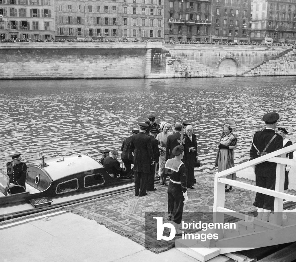 Visit of Queen Juliana of Netherlands in Paris, May 24, 1950 : here queen Juliana and French president Vincent Auriol (b:w photo)