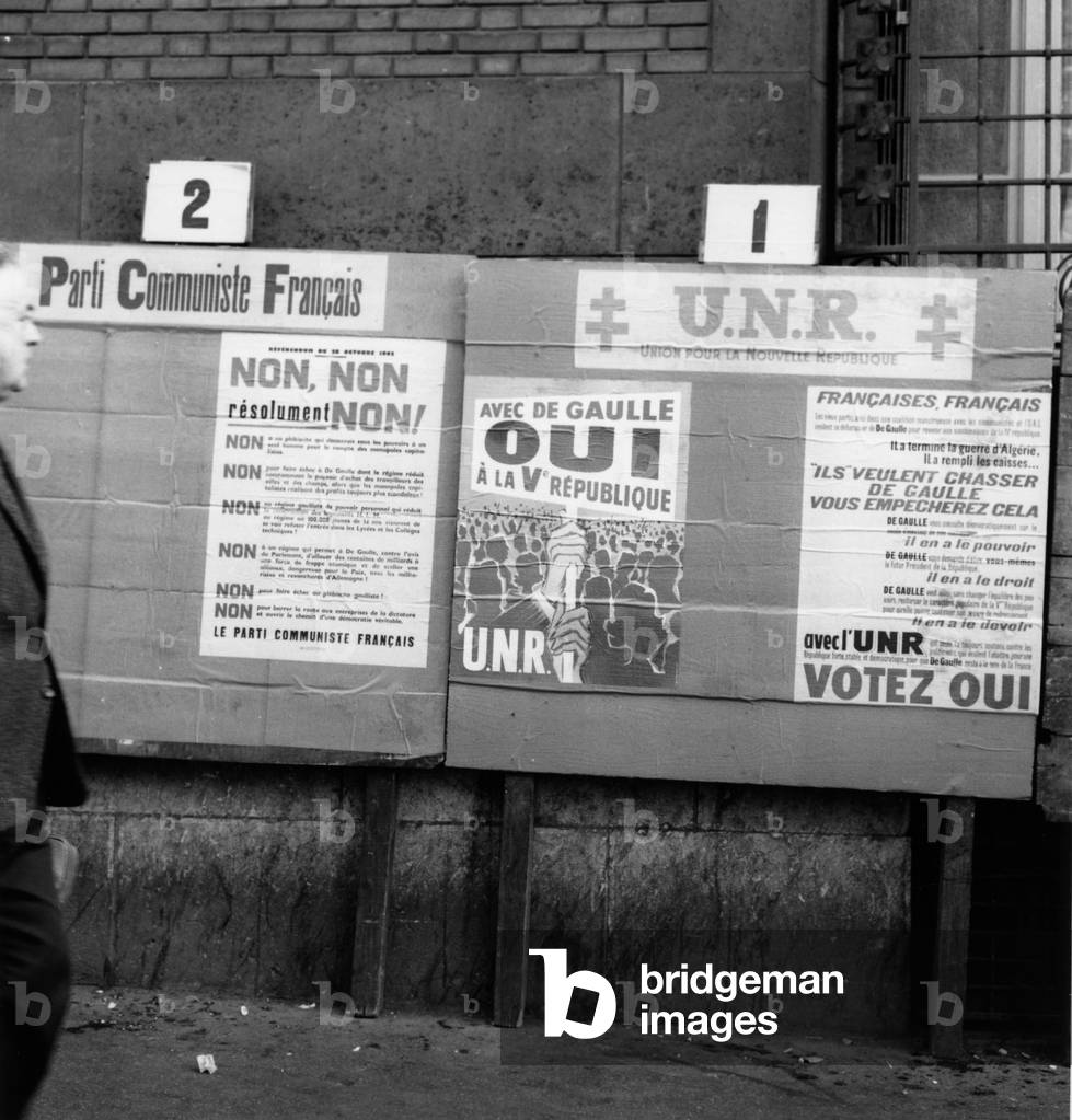 Election panels of the French Communist Party and the Unr during the Referendum, here October 18, 1962. (b/w photo)