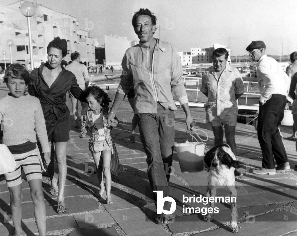 Philippe Clay With his Wife Maria Riquelme, Their Son Philippe at Cap D'Agde (France) August 22, 1972 (b/w photo)