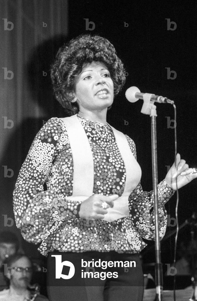 Singer Shirley Bassey on stage at the Espace Pierre Cardin, Paris, September 25, 1974 (b/w photo)