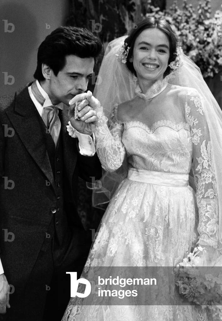 Philippe Lavot et Camille de Casabianca dans le telefilm La mariee est trop belle pour la chaine de television Antenne 2 le 13 avril 1984 (photo)
