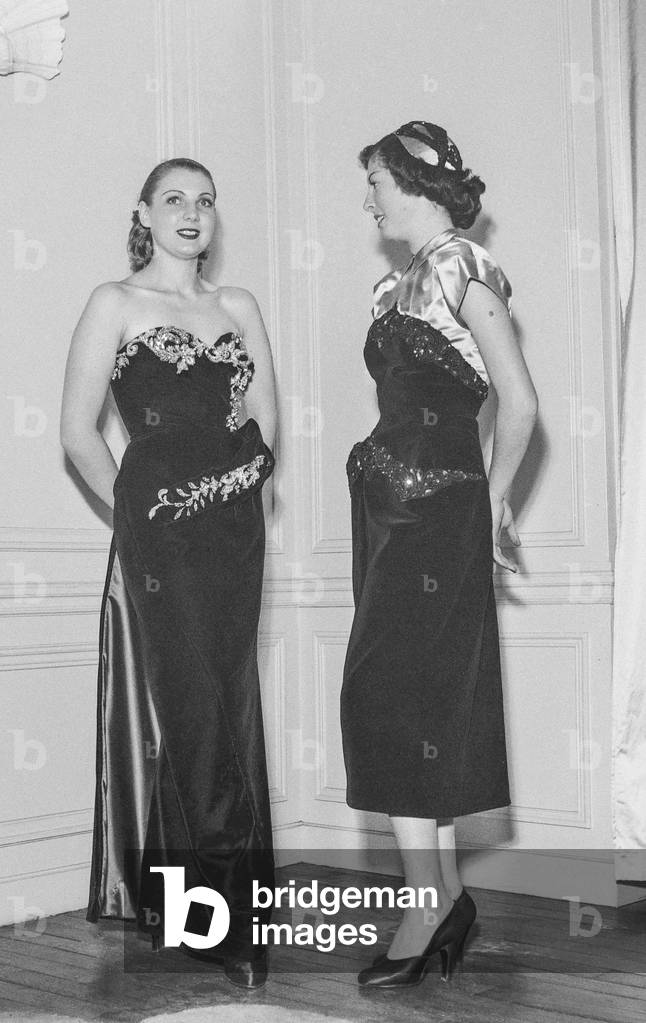 Presentation of the fashion by Henriette Beaujeu in Paris, October 25, 1950 : evening dresses (b/w photo)