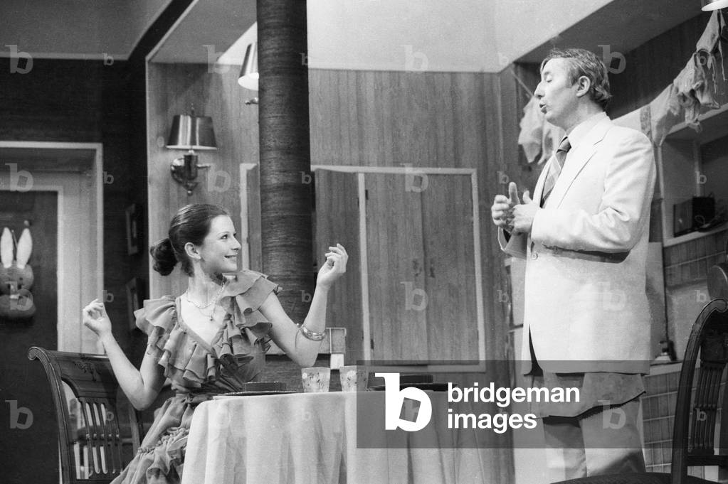 La Piece De Theatre Allo Helene Mise En Scene Francisjoffo Avec Valerie Royan, Francis Lemaire, 17 Mai 1982 (b/w photo)