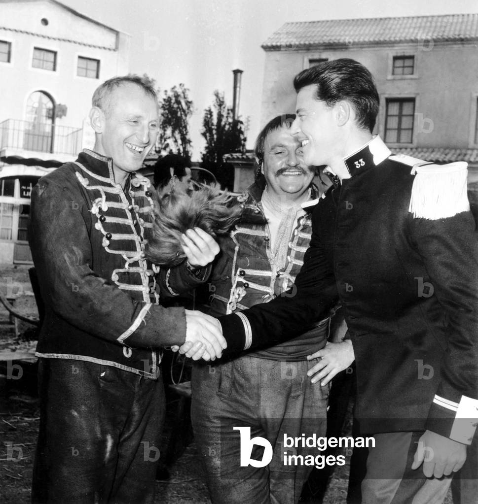 Bourvil Bernard Blier et Gerard Philipe sur le plateau du film Les hussards 1955