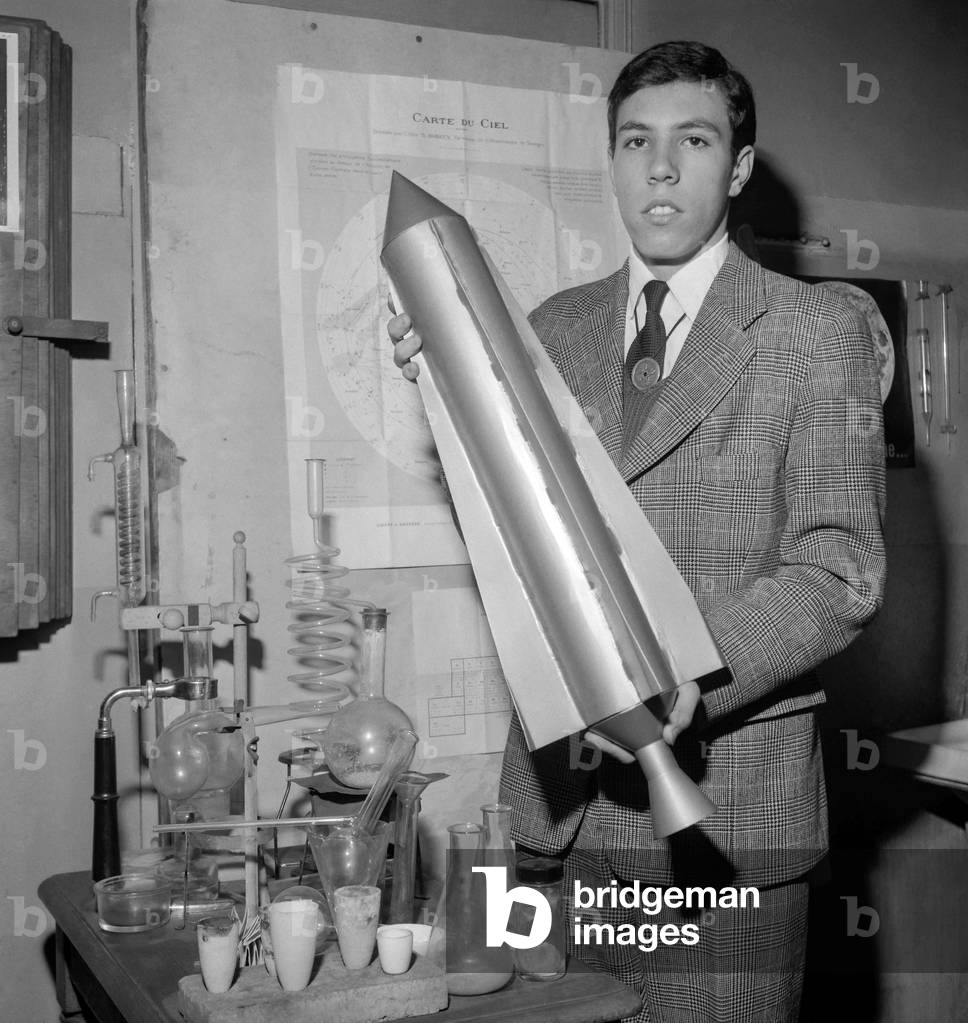 Young Philippe Arnal, president and astonautical club, presenting a rocket built by young people (under 18 years old), Paris, November 18, 1960 (b/w photo)