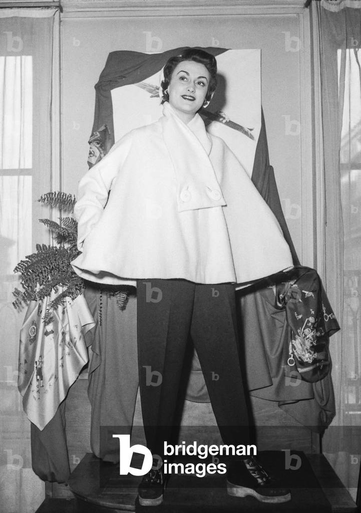 Fashion by Andre Ledoux, Paris, December 26, 1951 : ski suit (b/w photo)