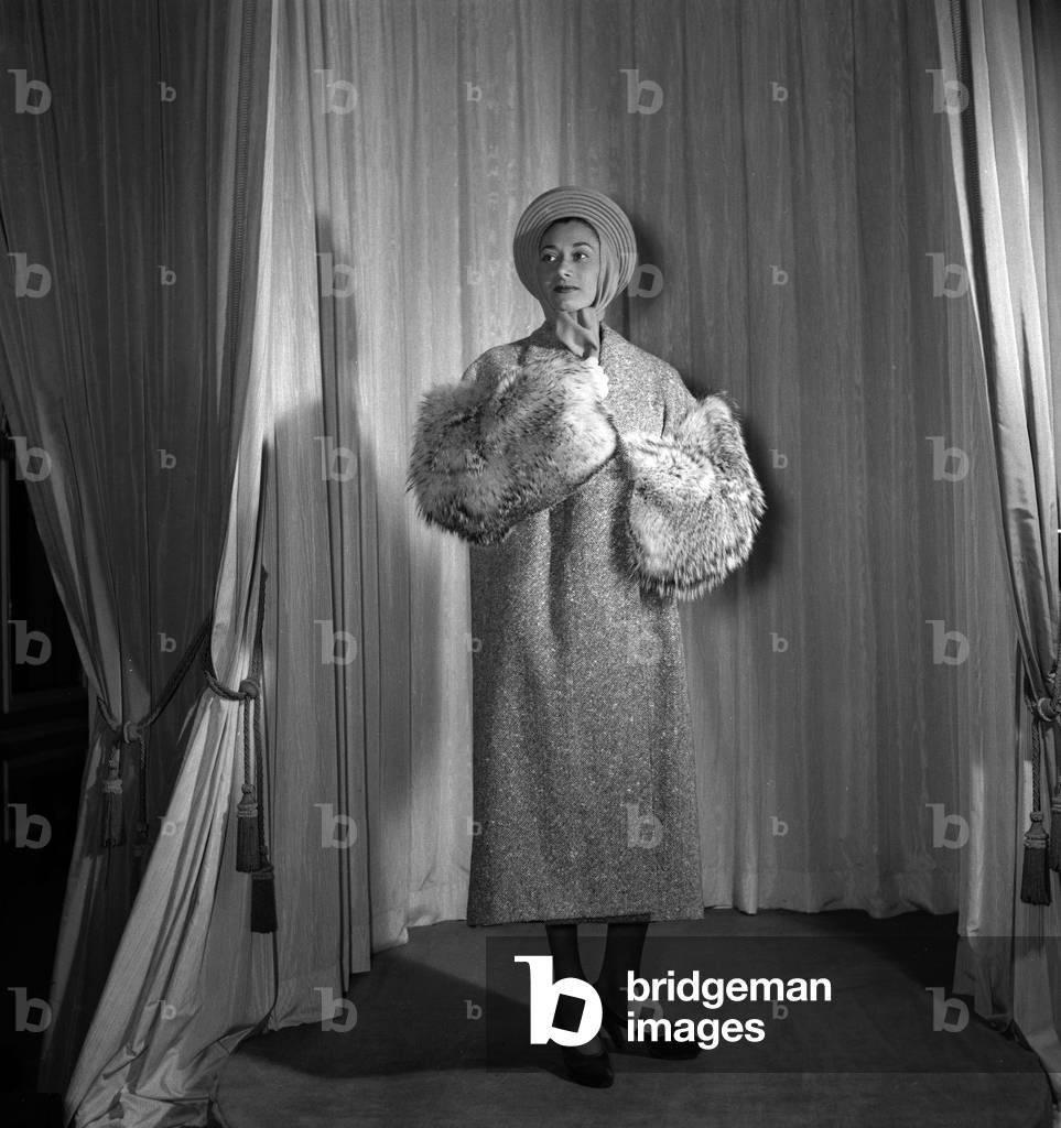 Presentation of Balmain fashion, Paris, August 1949 : coat (b/w photo)