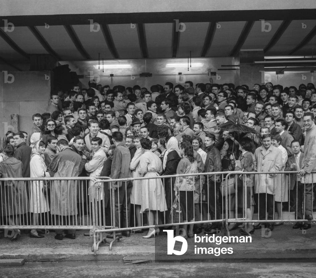 Students waiting to have their ticket for the university cafeteria, Paris, October 4, 1960 (b/w photo)