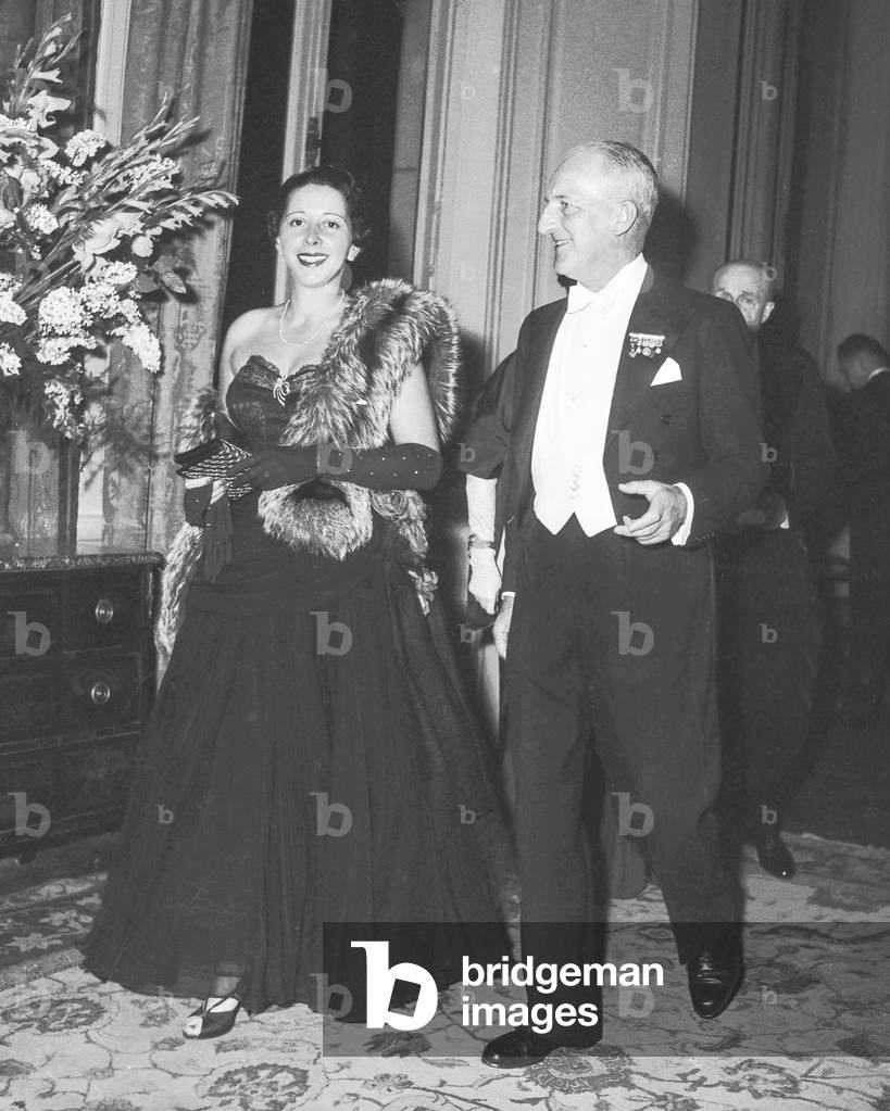 Ball given at the Cercle Interallie in Paris at time of the private stay of Princess Margaret of England in Paris, November 21, 1951 : Mrs Pigeon and Mr Ainsworth (b/w photo)