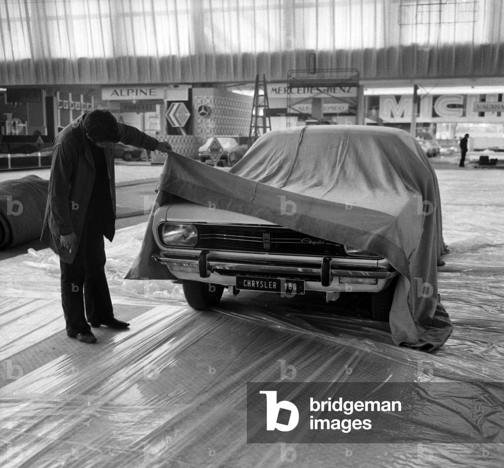 Preparation of The Paris Motor Show on September 28, 1970 : The Chrysler 180 (b/w photo)