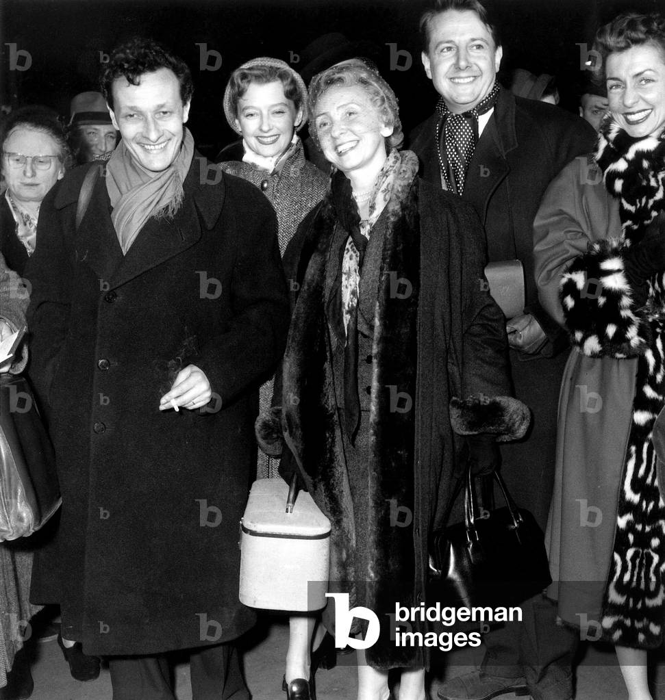 Coming Back From America : Jean-Louis Barrault, Madeleine Renaud, Simone Valere and Jean Desailly April 31, 1953 (b/w photo)