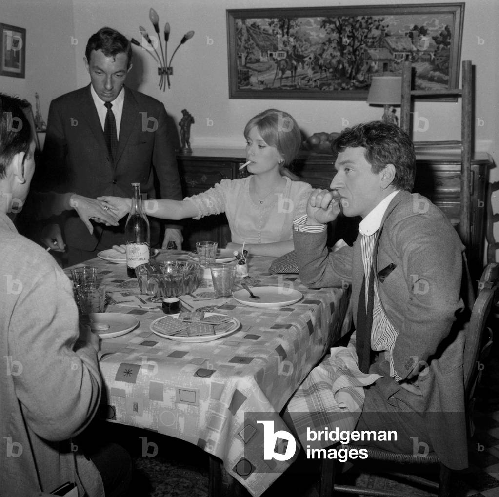 Le réalisateur français Philippe de Broca, l'actrice française Catherine Deneuve et l'acteur français Jean Pierre Cassel sur le tournage du film « Male Companion » le 5 mai 1964